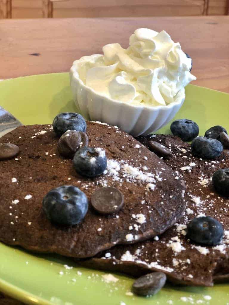 chocolate flapjacks with berries and cream