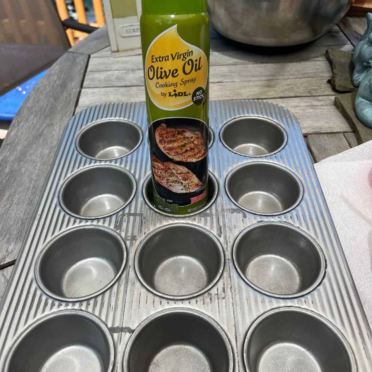 Spray olive oil in a muffin tin