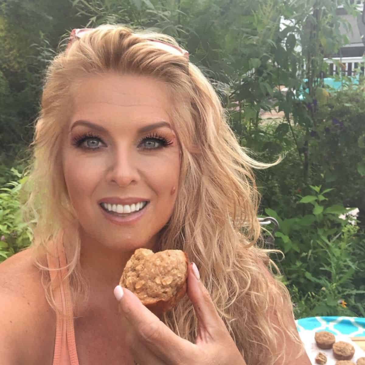 SueseaQPI eating a healthy muffin