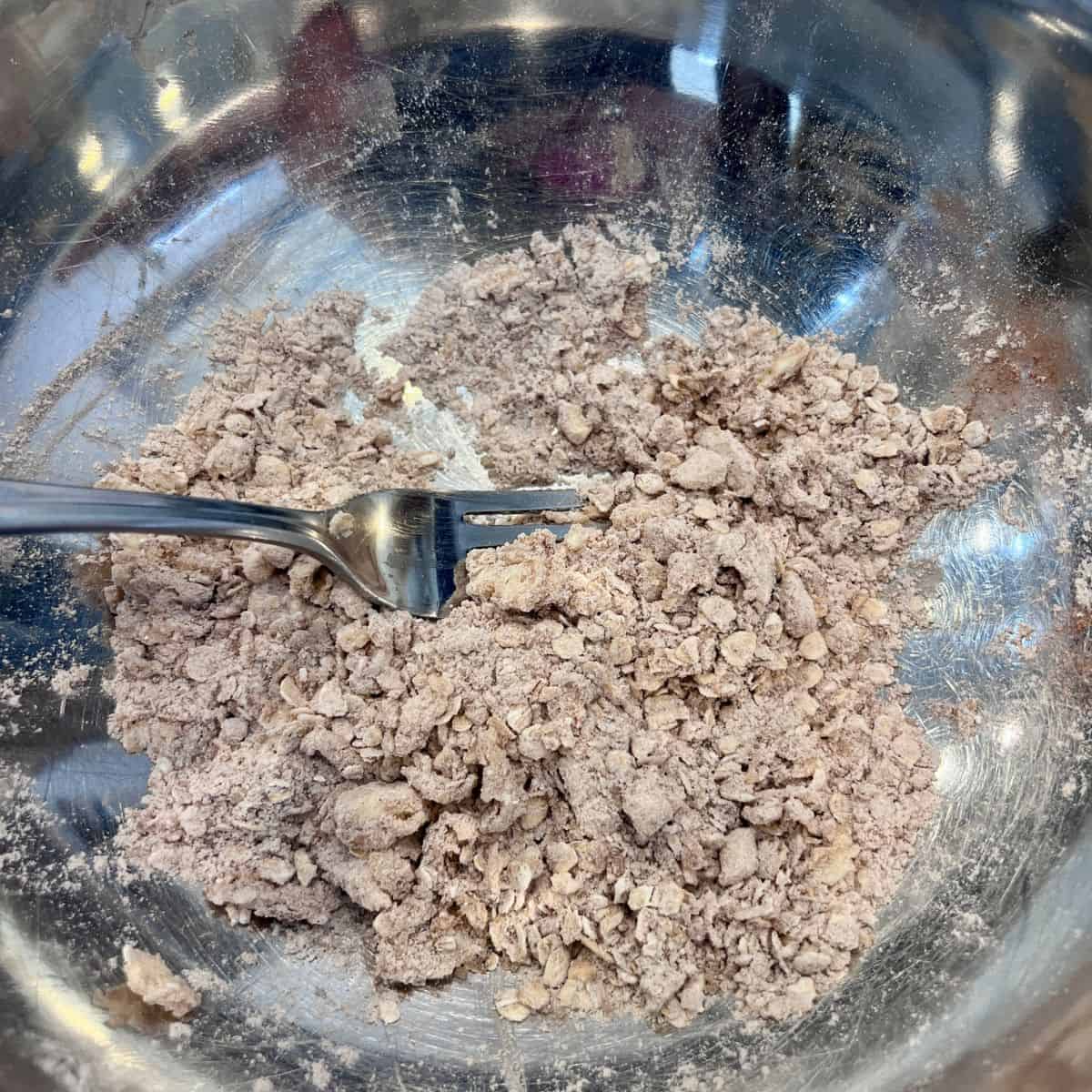 Cinnamon oat streusel with chunky crumbs for apple fritter muffins